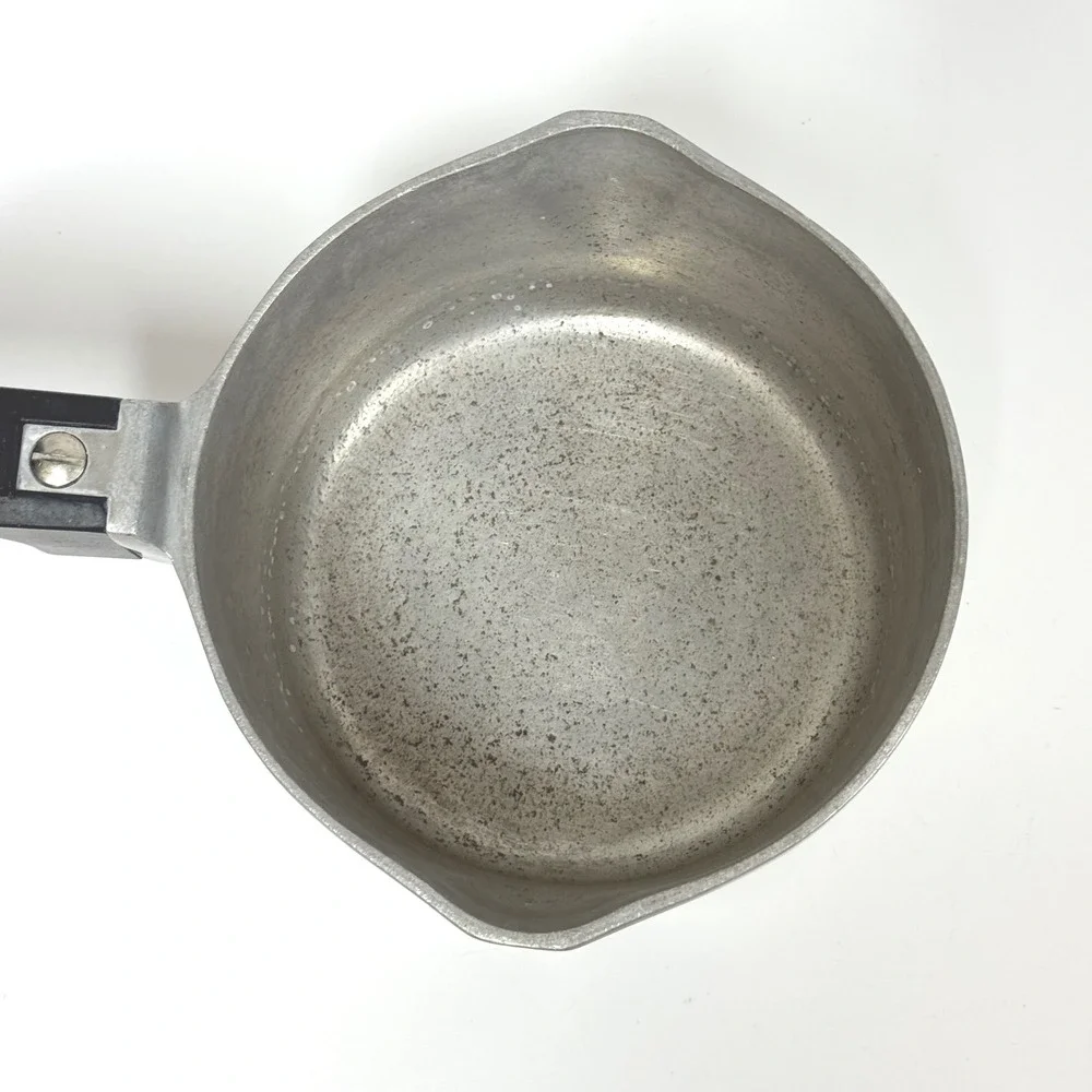 Vintage Wagner Ware Magnalite 1.5 Qt saucepan w/ Lid Double Pour Spout 468 1/2M